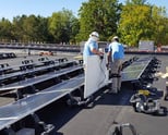 Монтажники Paradise Energy работают над солнечной системой с балластным креплением